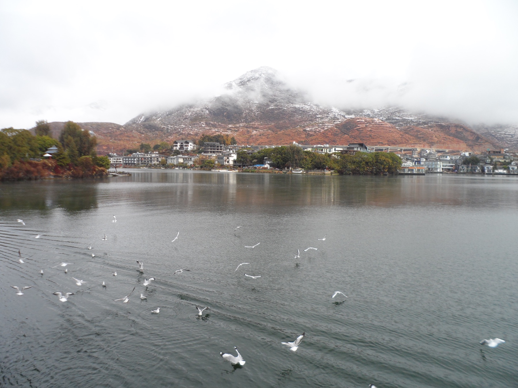 Real photo of Erhai Lake and Cangshan in Dali, Yunnan