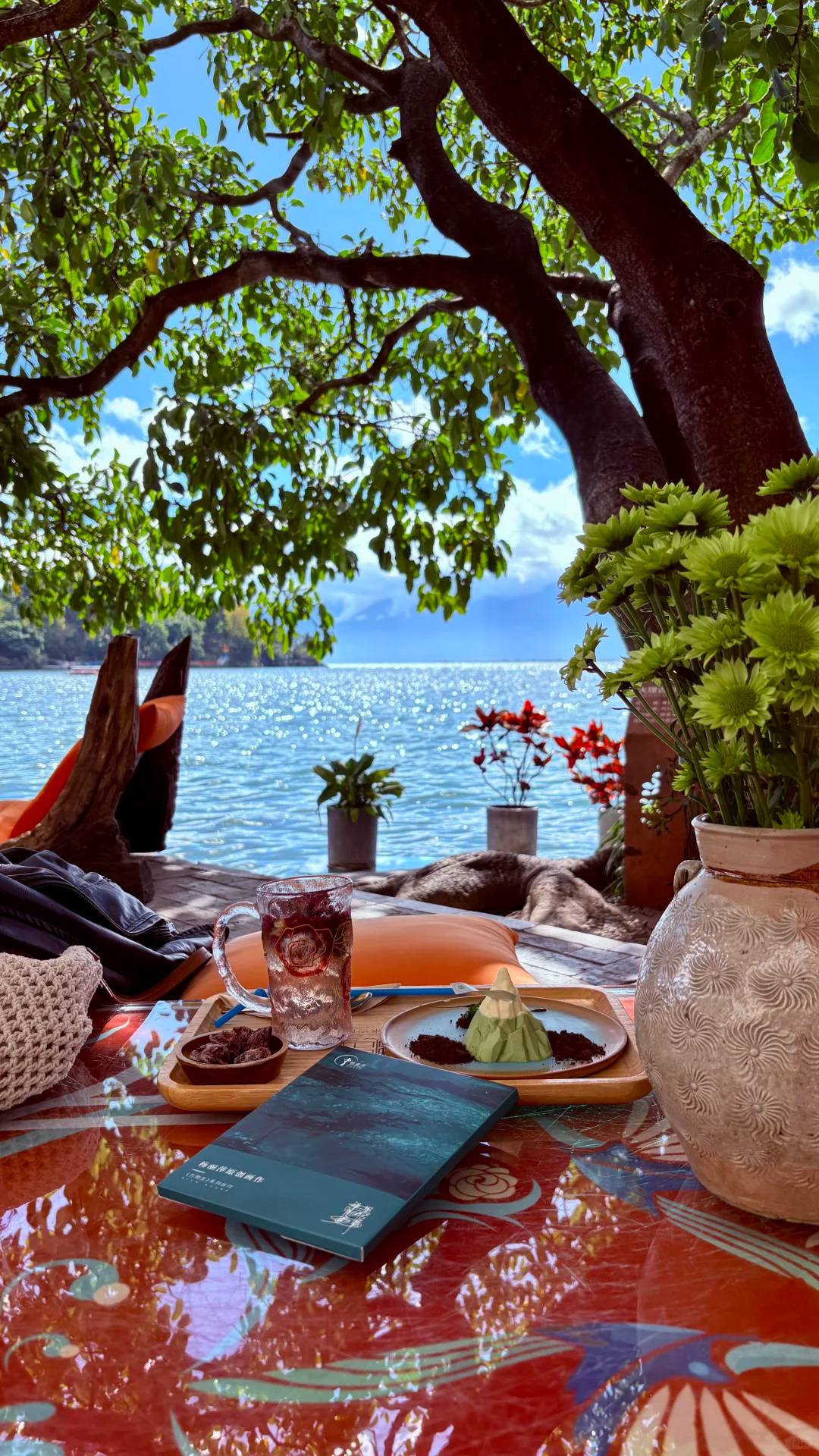 Dali lakeside table